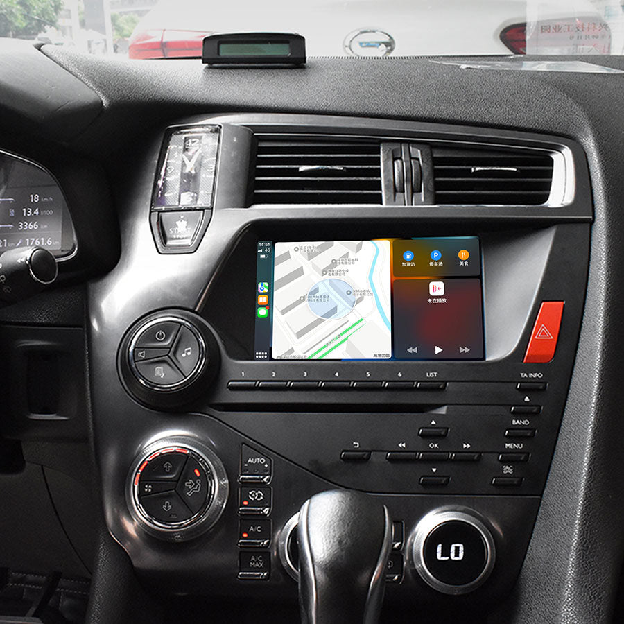 Citroen DS5 dashboard installed with Roadnavier Android multimedia screen displaying Apple CarPlay split-screen navigation
