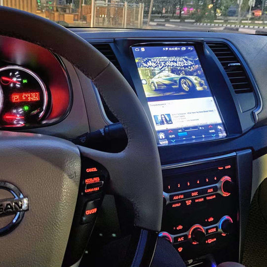 Customer installation photo of Roadnavier 12.1-inch Tesla style vertical screen for Nissan Teana J32 with wireless CarPlay running on dashboard